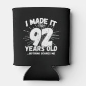 92おもしろい位誕生日引用文皮肉92歳 缶クーラー (裏面)