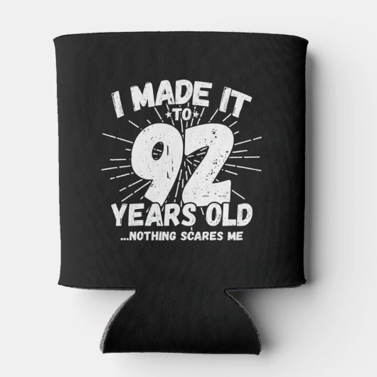 92おもしろい位誕生日引用文皮肉92歳 缶クーラー (裏面)