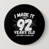 92おもしろい位誕生日引用文皮肉92歳 缶バッジ (正面)