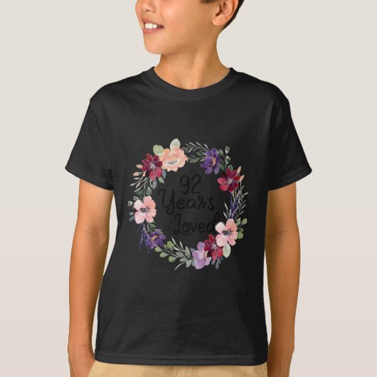 92歳の愛する花柄の92歳の誕生日の女性92年 Tシャツ (正面)