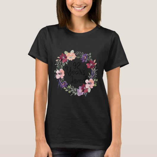 92歳 愛される 花柄 92歳の誕生日 女性 92年 Tシャツ (正面)