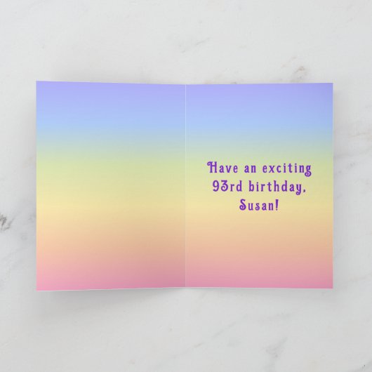 93番目の誕生日—おもしろいケーキとキャンドル、名前をカスタムする付き カード (内部)