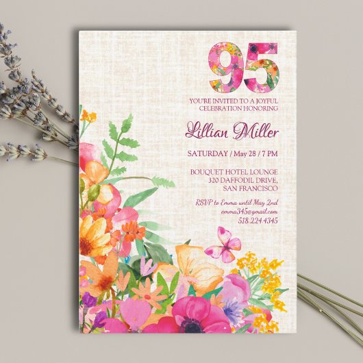 95歳の花の贈り物 上品なリネンの背景に鮮やかな花の「95」があしらわれた、95歳の誕生日を祝うため 招待状