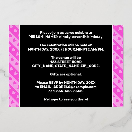 97th Birthday Party —おもしろいピンクのハートとストライプ 箔招待状 (裏面)