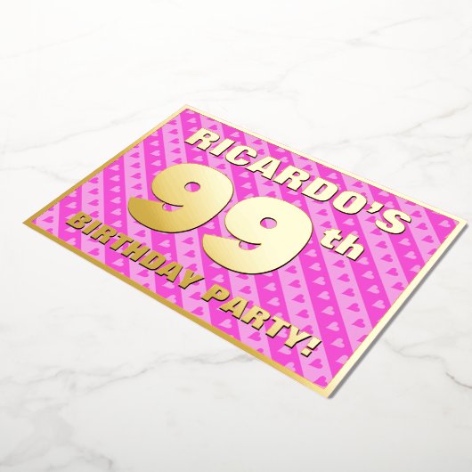 99th Birthday Party —おもしろいピンクのハートとストライプ 箔招待状 (回転した状態)