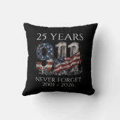 9/11 25 Years Never Forget 2001-2026 Memorial クッション (裏面)