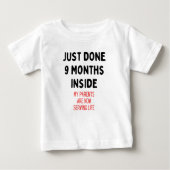 9 Months Inside、新しいギフトを生まれ完了 ベビーTシャツ (正面)