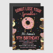 9th誕生日ドーナツあなたの散弾女の子を失うInvite マグネット招待状 (正面/裏面)