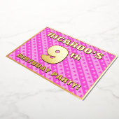 9th Birthday Party —おもしろいピンクのハートとストライプ 箔招待状 (回転した状態)