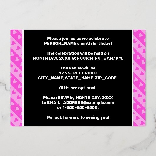 9th Birthday Party —おもしろいピンクのハートとストライプ 箔招待状 (裏面)