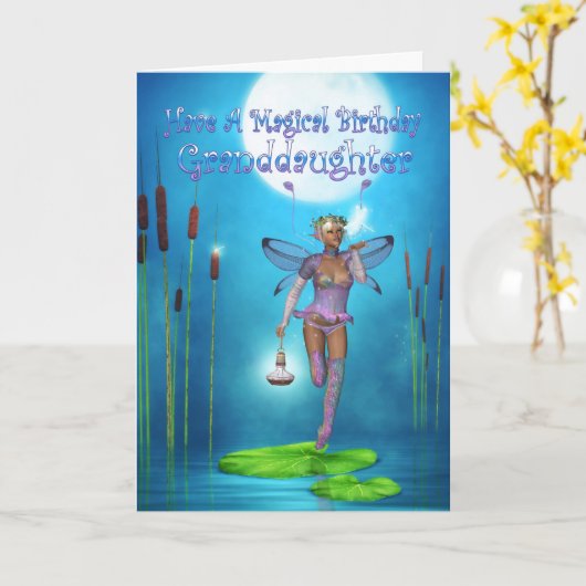 Aのかわいらしい妖精が付いている孫娘のバースデー・カード カード (黄色い花)
