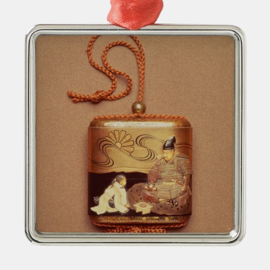 aの前にひざまずいている使用人を示しているInro メタルオーナメント (正面)