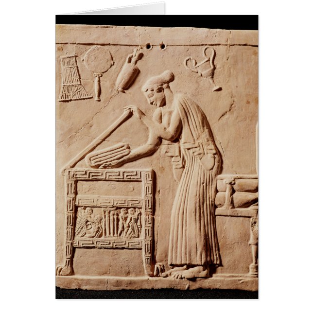 aの彼女の衣服を整理している若い女性 (正面)