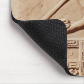 aの彼女の衣服を整理している若い女性 マウスパッド (コーナー)