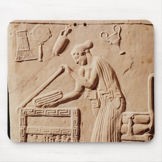 aの彼女の衣服を整理している若い女性 マウスパッド (正面)