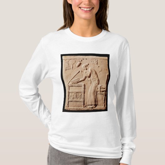 aの彼女の衣服を整理している若い女性 tシャツ (正面)