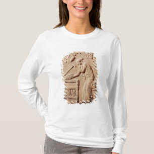 aの彼女の衣服を整理している若い女性 tシャツ
