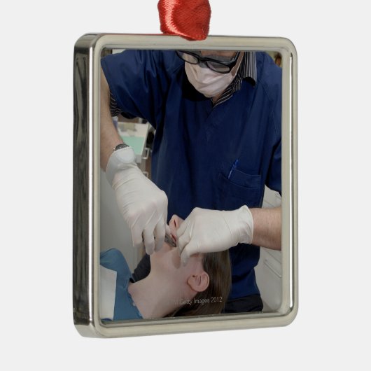 aの歯科支柱を再調整している歯科矯正医 メタルオーナメント (右)