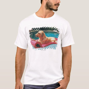aの空気ベッドにあっているゴールデン・リトリーバー tシャツ