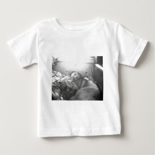 A女の子と彼女の犬のB&W写真イメージ ベビーTシャツ (正面)
