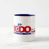 A20 - WCDORadio.comのコーヒー・マグ ツートーンマグカップ (中央)