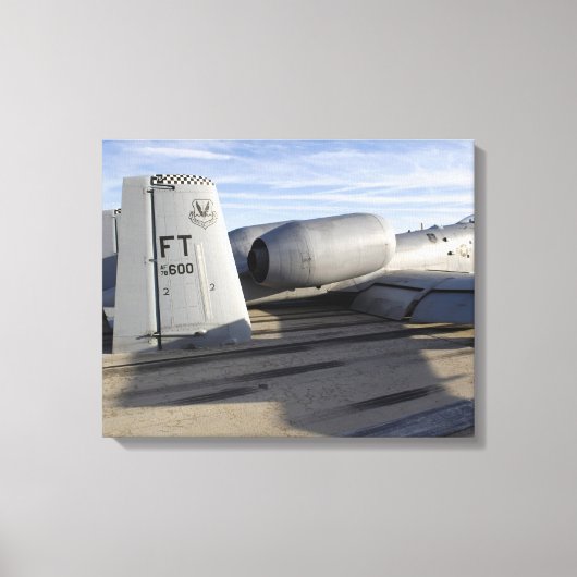 A-10 Thunderbolt IIのテールセクション キャンバスプリント (正面)