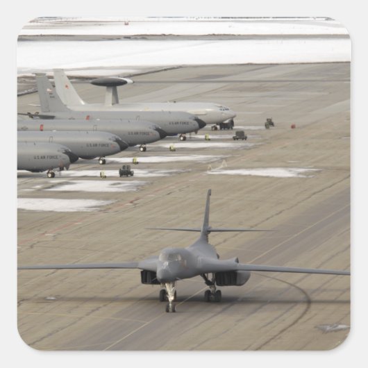 A B-1Bランサーがエイエルソン空軍基地に到着 スクエアシール (正面)