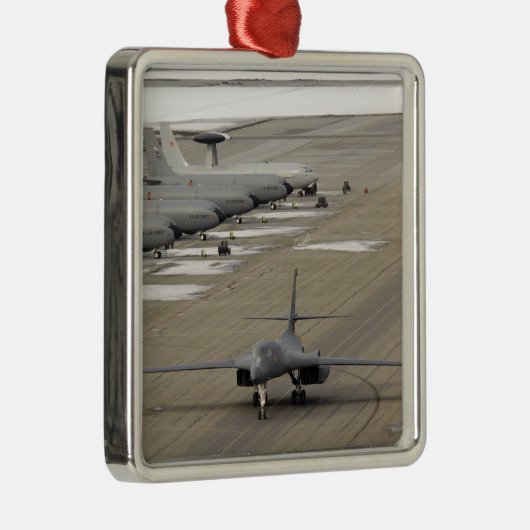 A B-1Bランサーがエイエルソン空軍基地に到着 メタルオーナメント (右)