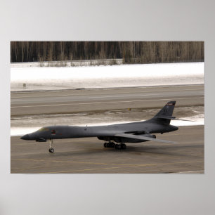 A B-1B Lancer performs a touch and go ポスター