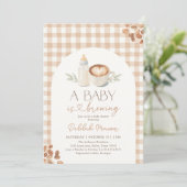 A Baby is Brewing Gingham Coffee Baby Shower 招待状 (スタンド正面)