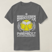 A Barkeeper Is Just A Pharmacist Bartender Bar Fun Tシャツ (デザイン正面)