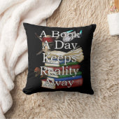 A Book A Day Keeps Reality Away Funny Book Reading クッション (ブランケット)