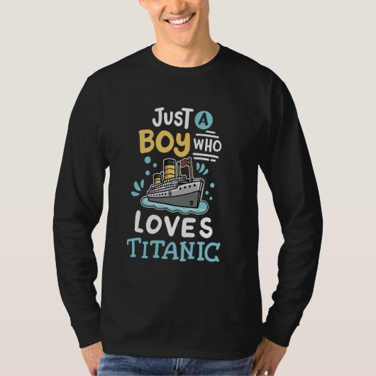 A Boy Who Loves The RMS Titanic Funny Cruise Ship  Tシャツ (正面)