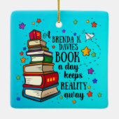 A Brenda K Davies Book A Day 保 Reality 遠くに セラミックオーナメント (裏面)
