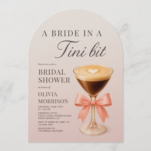 A Bride in a Tini Bit Martini Bridal Shower 招待状 (正面)