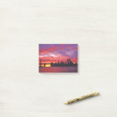 A Brilliant Sunset, Silhouette Of Lower Manhattan. ポストイット (デスク上)