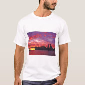 A Brilliant Sunset, Silhouette Of Lower Manhattan. Tシャツ (正面)