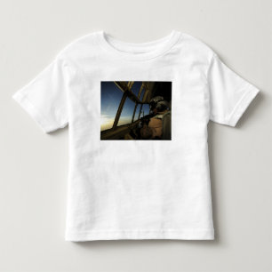 A.C. - 130ヘラクレスのパイロットは地平線をスキャンします トドラーTシャツ