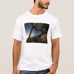 A.C. - 130ヘラクレスのパイロットは地平線をスキャンします Tシャツ