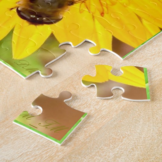 A cheerful flower with a busy bee puzzle. ジグソーパズル (側面)