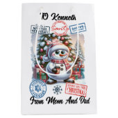 A Cheerful Snowman Beside a Festive Santa Sack ミディアムペーパーバッグ (正面)