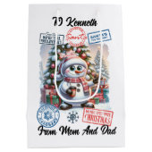 A Cheerful Snowman Beside a Festive Santa Sack ミディアムペーパーバッグ (裏面)