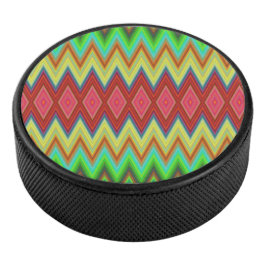 A circular speaker with a vibrant, zigzag pattern アイスホッケーパック