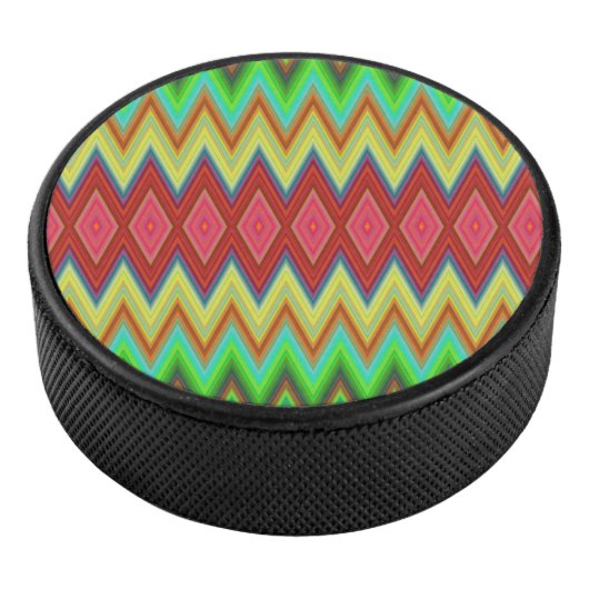 A circular speaker with a vibrant, zigzag pattern アイスホッケーパック (3/4)