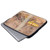 A close-up photograph of a wasp ラップトップスリーブ (正面下部)