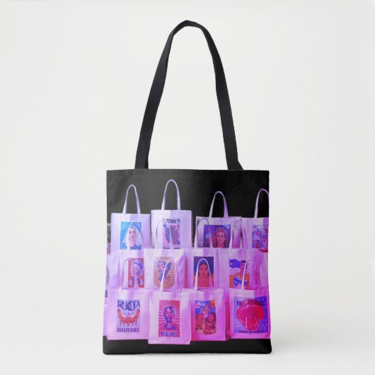 A Collection of Tote Bags on a Roomy トートバッグ (正面)