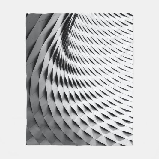 A curved facade covered in white latticework フリースブランケット (正面)