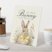 A cute little Floral Bunny Yellow Bow Baby Shower  台座サイン (インサイチュ)