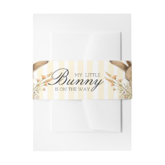 A cute little Floral Bunny Yellow Bow Baby Shower  招待状ベリーバンド