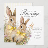 A cute little Floral Bunny Yellow Bow Baby Shower  招待状 (正面/裏面)